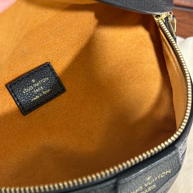 🔥男女通用🔥 99新全配✨#lv #腰包 #胸包 #全皮黑色壓紋-12