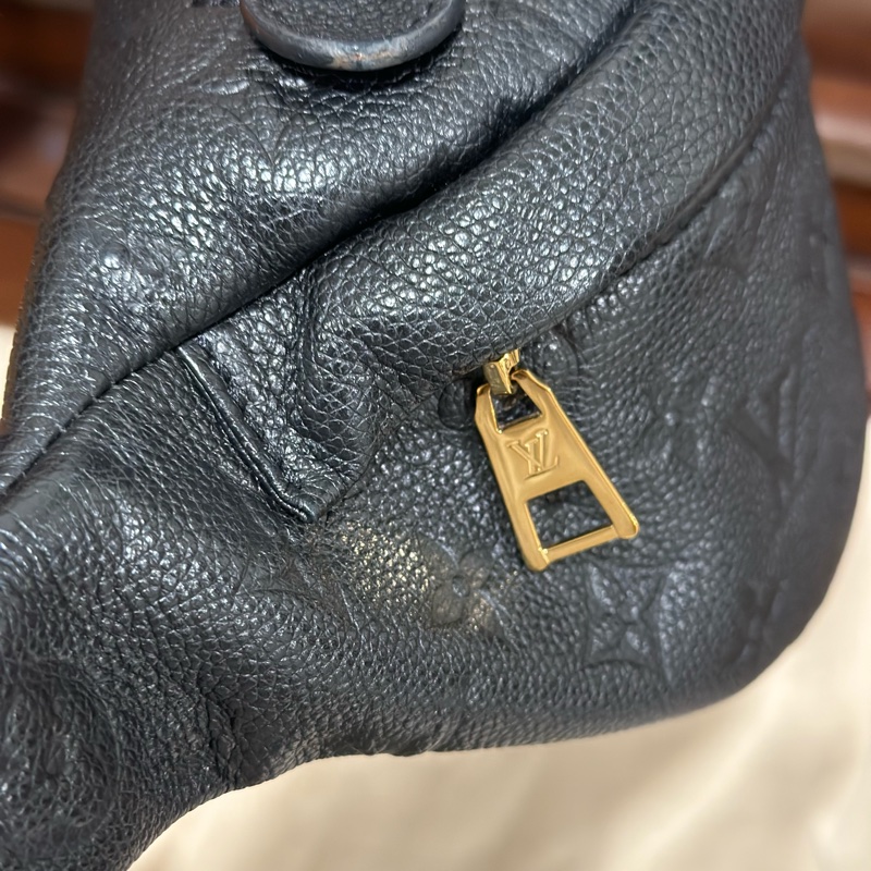 🔥男女通用🔥 99新全配✨#lv #腰包 #胸包 #全皮黑色壓紋-14