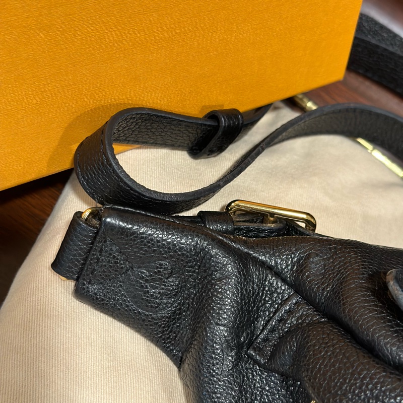 🔥男女通用🔥 99新全配✨#lv #腰包 #胸包 #全皮黑色壓紋-16