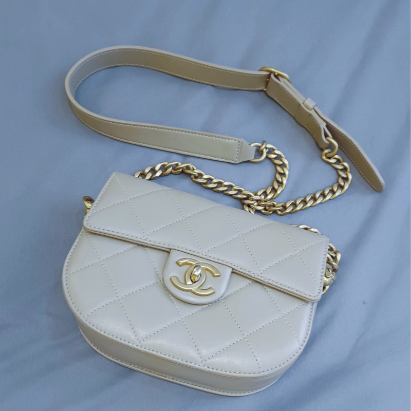 CHANEL香奈兒奶茶金釦郵差馬鞍包-5