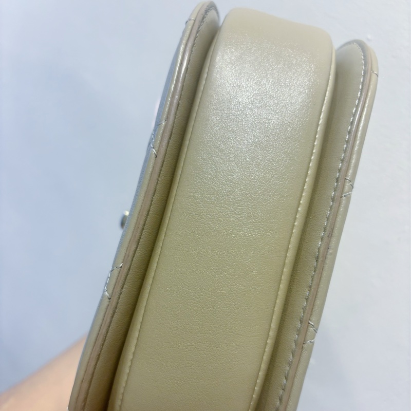 CHANEL香奈兒奶茶金釦郵差馬鞍包-7