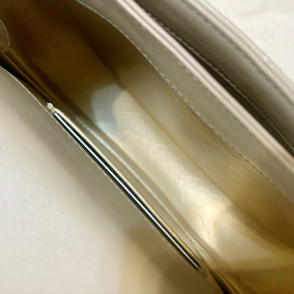 CHANEL香奈兒奶茶金釦郵差馬鞍包-8