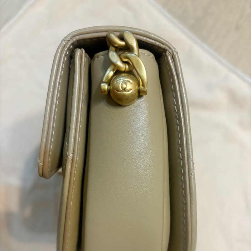 CHANEL香奈兒奶茶金釦郵差馬鞍包-10