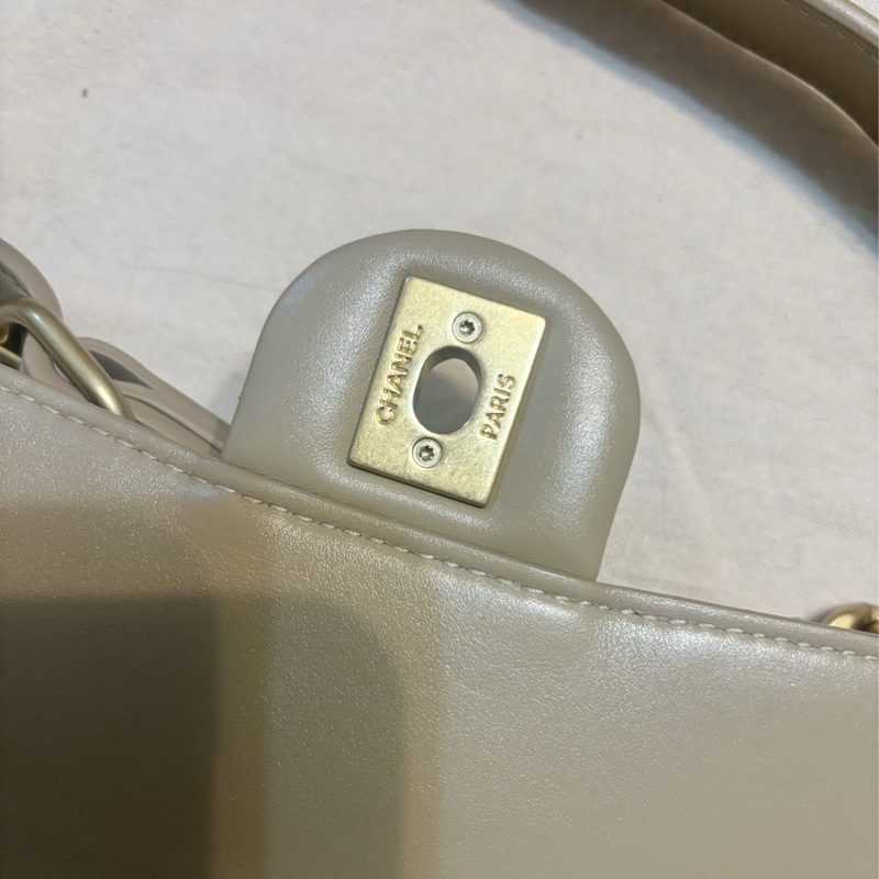 CHANEL香奈兒奶茶金釦郵差馬鞍包-13