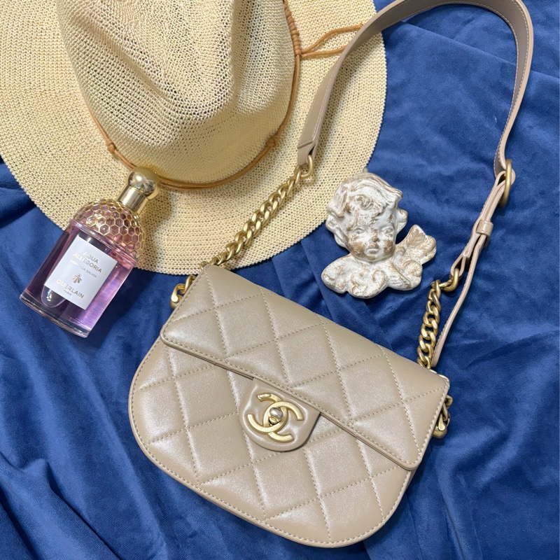 CHANEL香奈兒奶茶金釦郵差馬鞍包-0