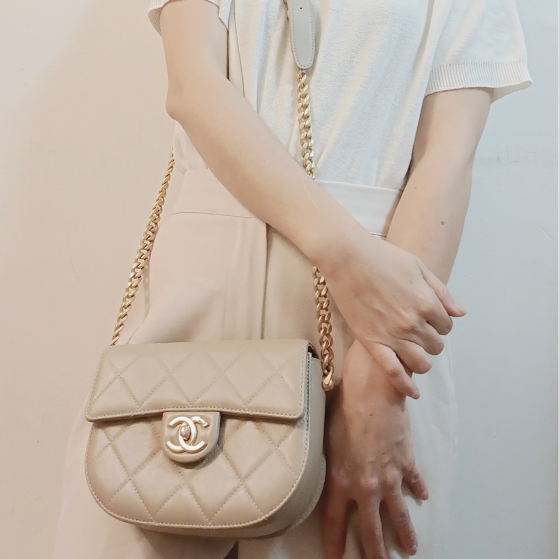 CHANEL香奈兒奶茶金釦郵差馬鞍包-1