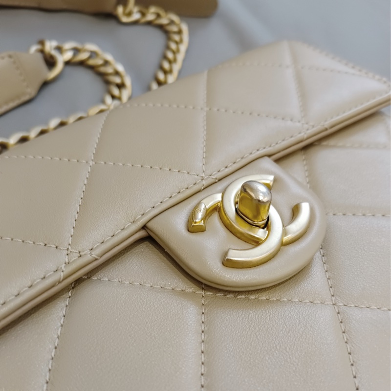 CHANEL香奈兒奶茶金釦郵差馬鞍包-2