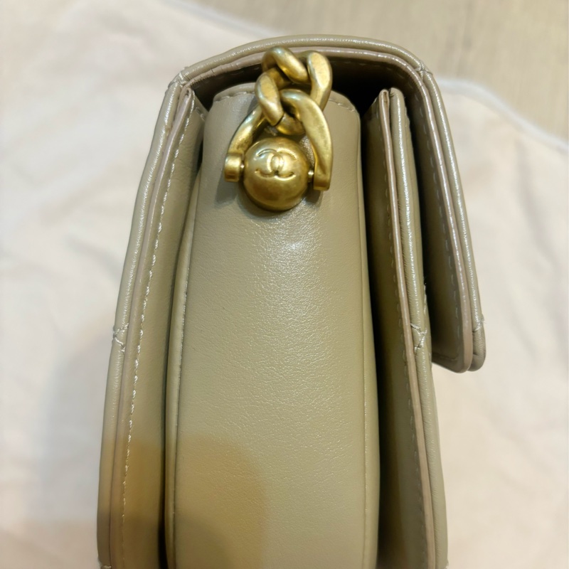 CHANEL香奈兒奶茶金釦郵差馬鞍包-3