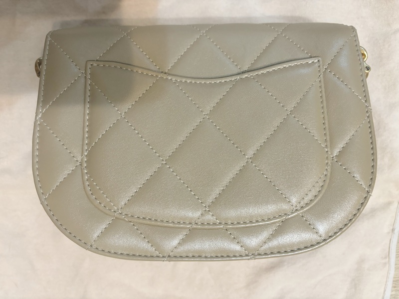 CHANEL香奈兒奶茶金釦郵差馬鞍包-4