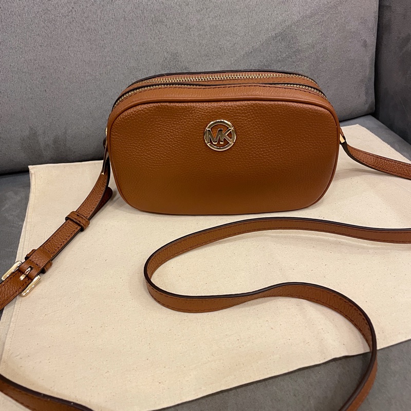 （全新閒置）MK 金棕色 荔枝紋牛皮 雙拉鍊 雙層相機包/斜背包/側背包-0