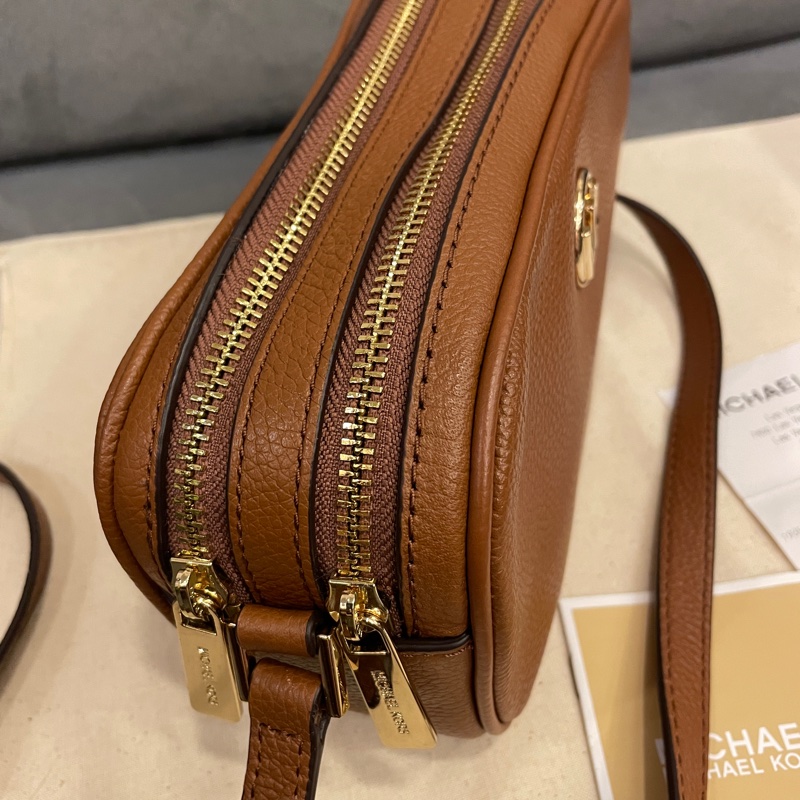 （全新閒置）MK 金棕色 荔枝紋牛皮 雙拉鍊 雙層相機包/斜背包/側背包-3