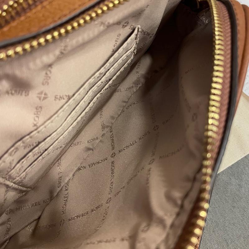 （全新閒置）MK 金棕色 荔枝紋牛皮 雙拉鍊 雙層相機包/斜背包/側背包-5