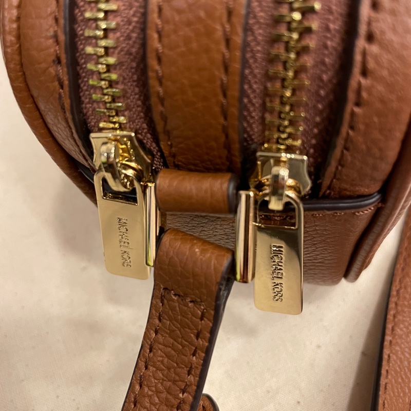 （全新閒置）MK 金棕色 荔枝紋牛皮 雙拉鍊 雙層相機包/斜背包/側背包-8