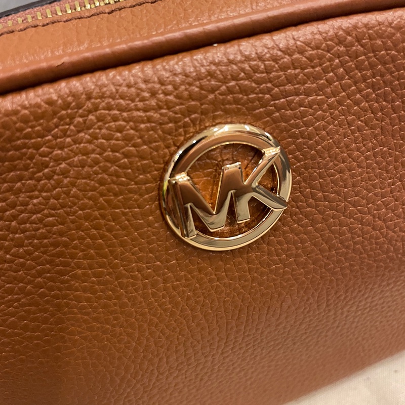 （全新閒置）MK 金棕色 荔枝紋牛皮 雙拉鍊 雙層相機包/斜背包/側背包-9