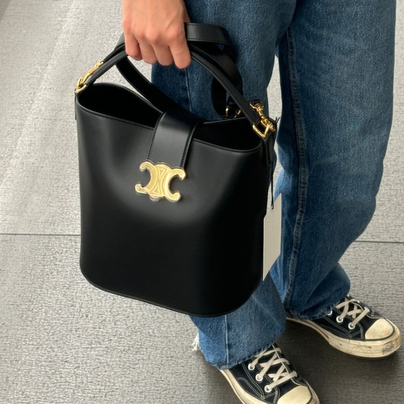 🎉新品好折扣✨Celine 1116613 Louise 光滑牛皮革中號水桶包 黑色-12