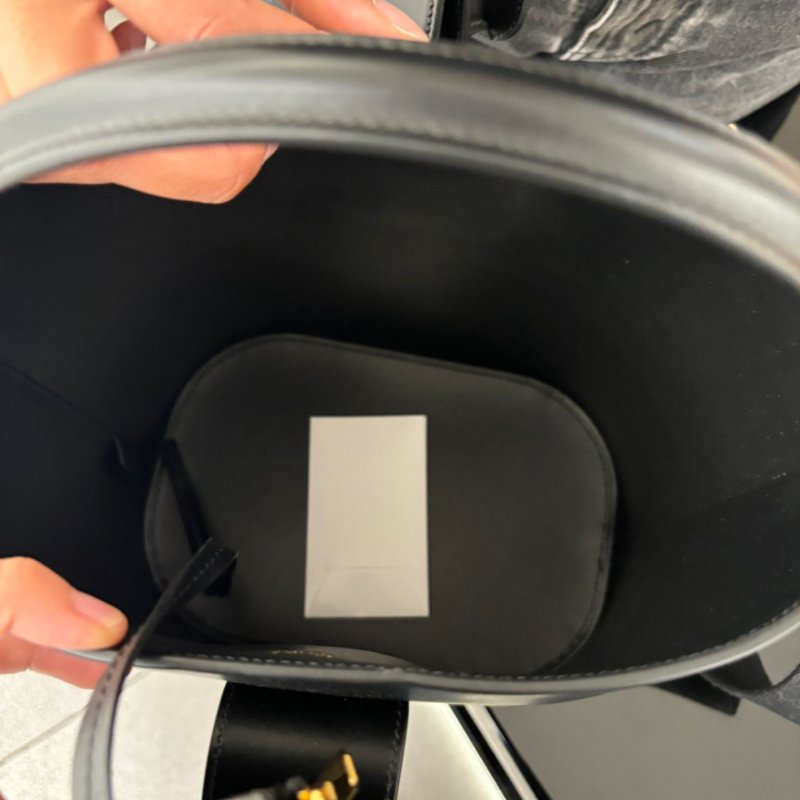 🎉新品好折扣✨Celine 1116613 Louise 光滑牛皮革中號水桶包 黑色-16