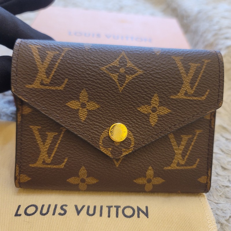 LV M62472 VICTORINE 三折釦式錢包短夾(咖啡色)-1