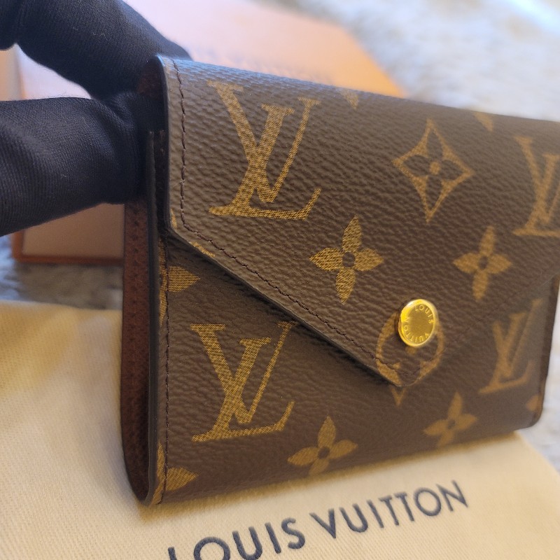 LV M62472 VICTORINE 三折釦式錢包短夾(咖啡色)-2