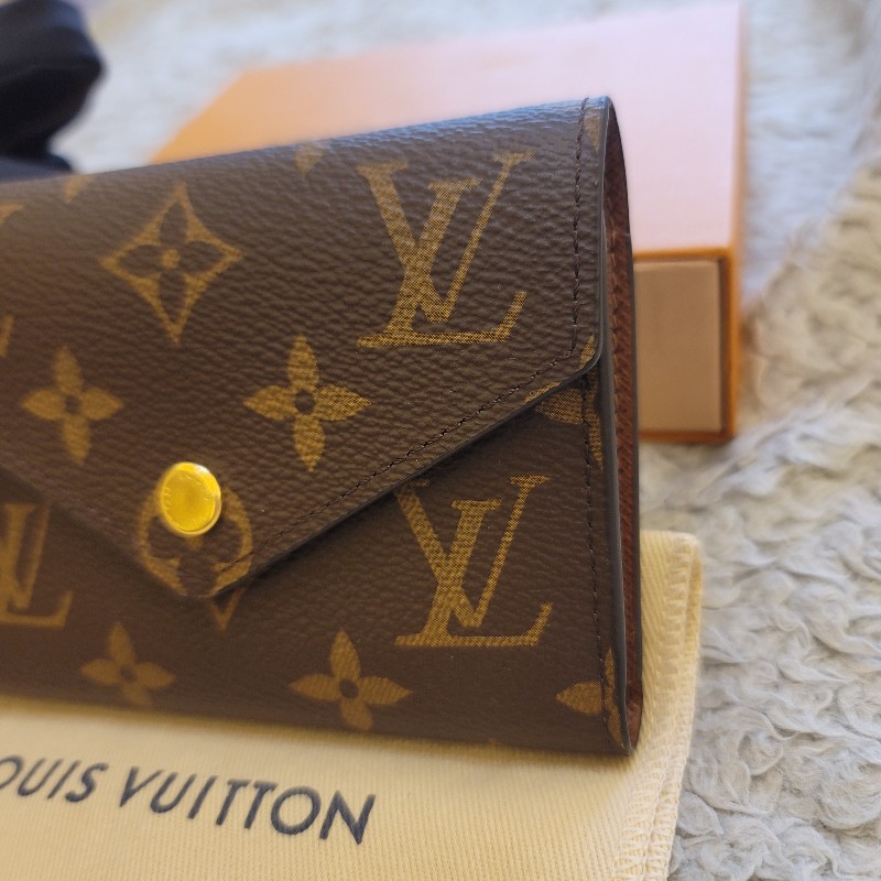 LV M62472 VICTORINE 三折釦式錢包短夾(咖啡色)-3