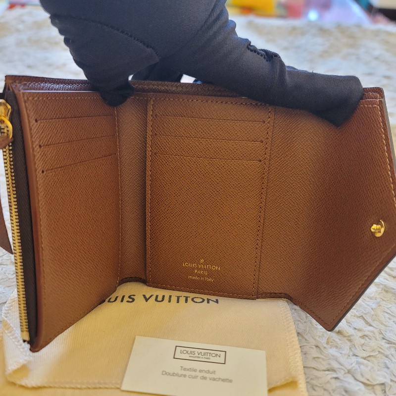 LV M62472 VICTORINE 三折釦式錢包短夾(咖啡色)-18