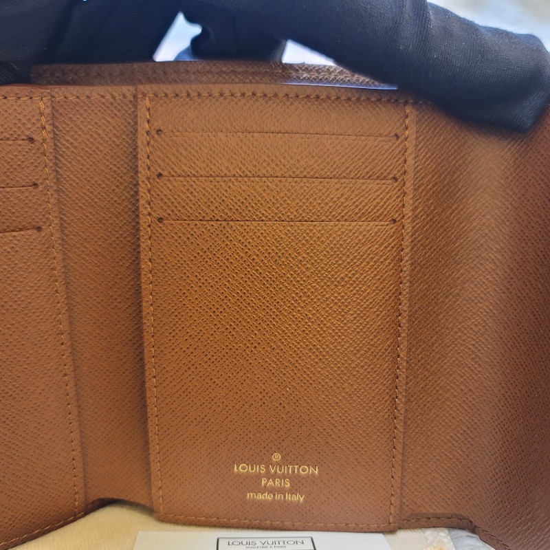 LV M62472 VICTORINE 三折釦式錢包短夾(咖啡色)-20