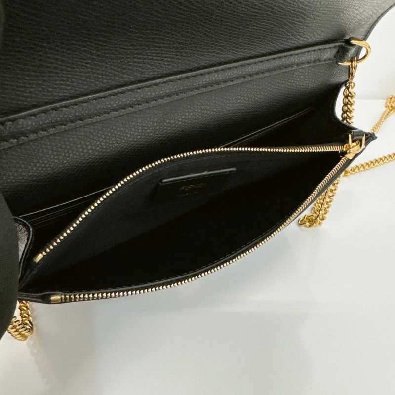 FENDI LOGO FF壓紋牛皮斜背 WOC-9