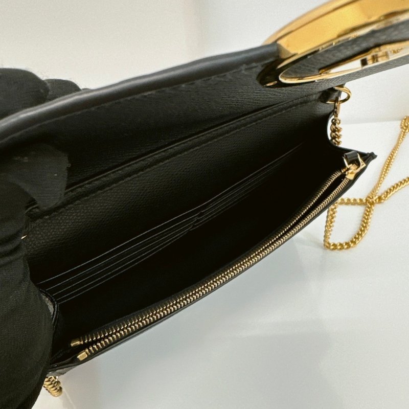 FENDI LOGO FF壓紋牛皮斜背 WOC-8