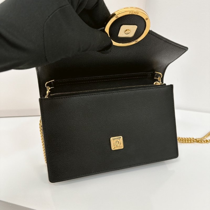 FENDI LOGO FF壓紋牛皮斜背 WOC-7