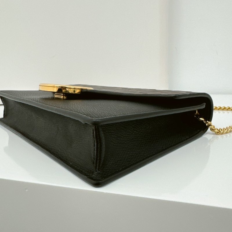 FENDI LOGO FF壓紋牛皮斜背 WOC-6