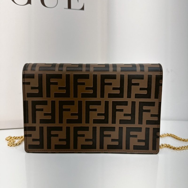 FENDI LOGO FF壓紋牛皮斜背 WOC-4