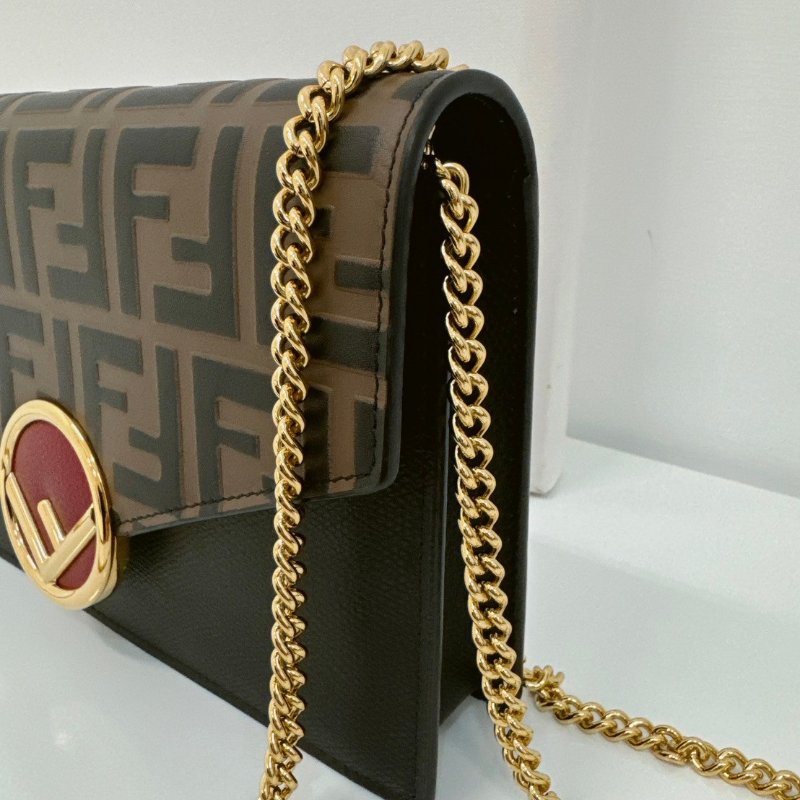 FENDI LOGO FF壓紋牛皮斜背 WOC-3