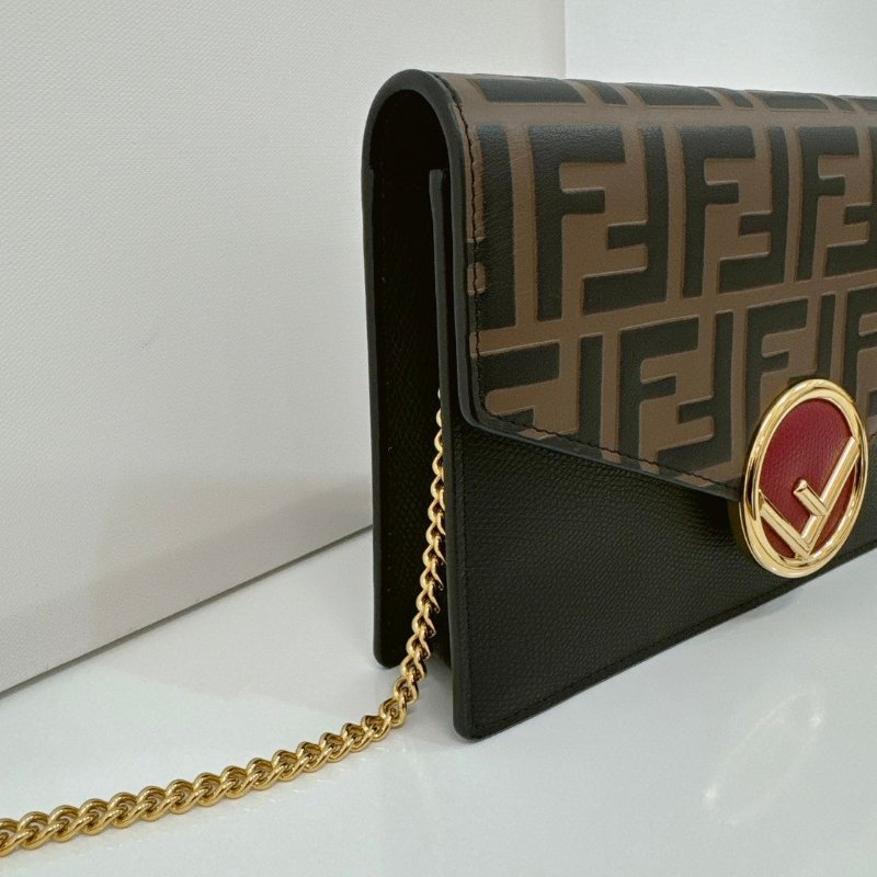 FENDI LOGO FF壓紋牛皮斜背 WOC-2