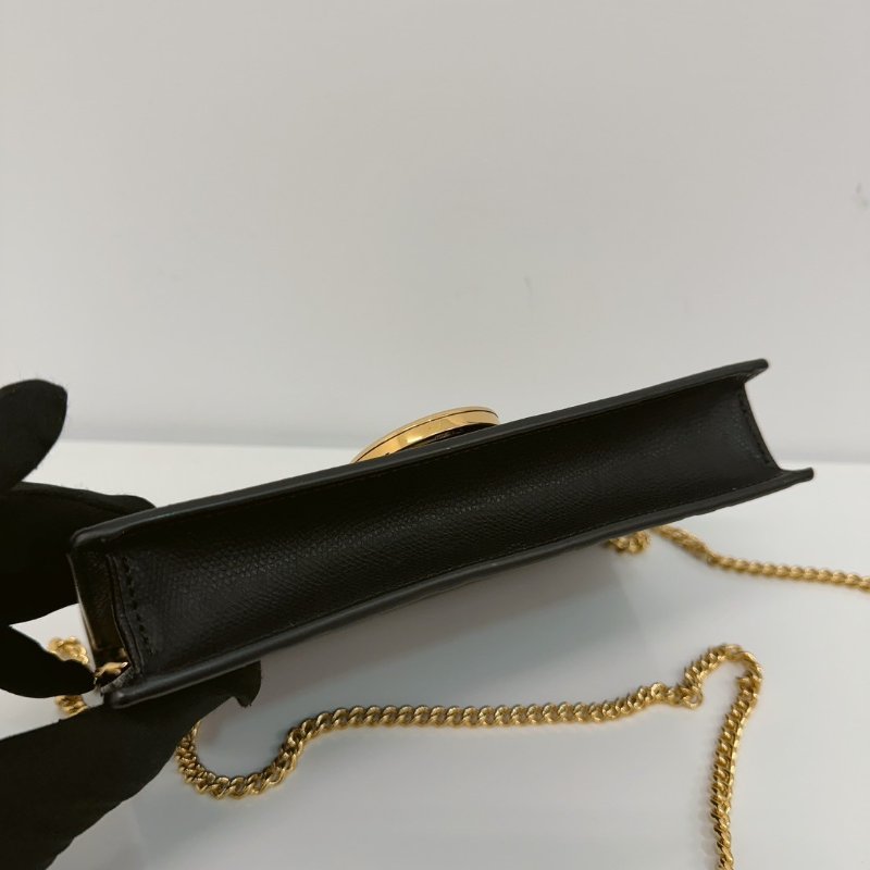 FENDI LOGO FF壓紋牛皮斜背 WOC-10