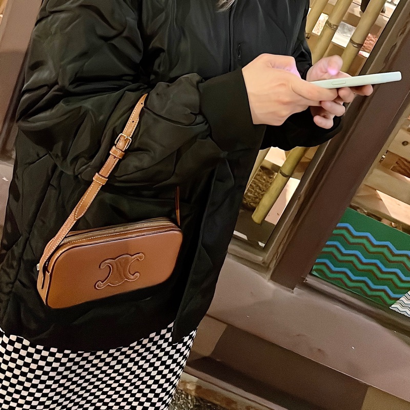 CELINE 極新 正品 小牛皮 CUIR TRIOMPHE 迷你型肩揹相機袋 黃褐色-16