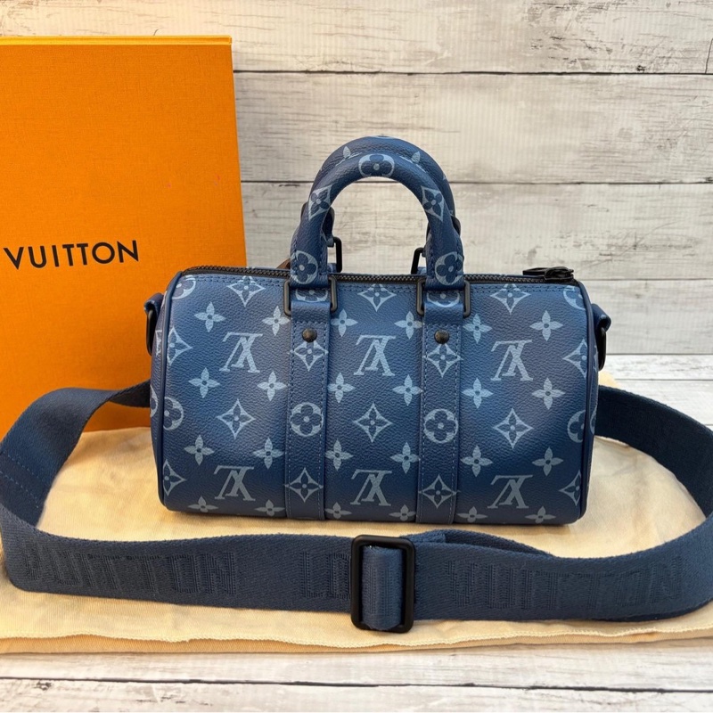 LV M46803 KEEPALL BANDOULIÈRE 25 大西洋藍 把手 斜背包*9成新25 x 15 x 11 cm 買113000 割愛71800買到賺到🤎🤎正常使用痕跡 高標繞道-0