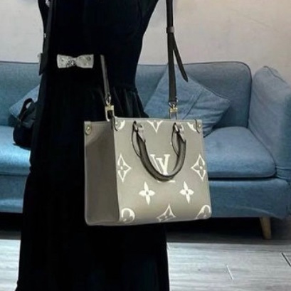 🤎LV 新款 斑鳩灰 奶油色 全皮  大LOGO 手提包 側背包 斜背包 Momo價149800 割愛47800現省10萬 onthego pm m45779  85新、手把略有使用痕跡(可綁絲巾)整體有使用感   有防塵套 背帶、-0