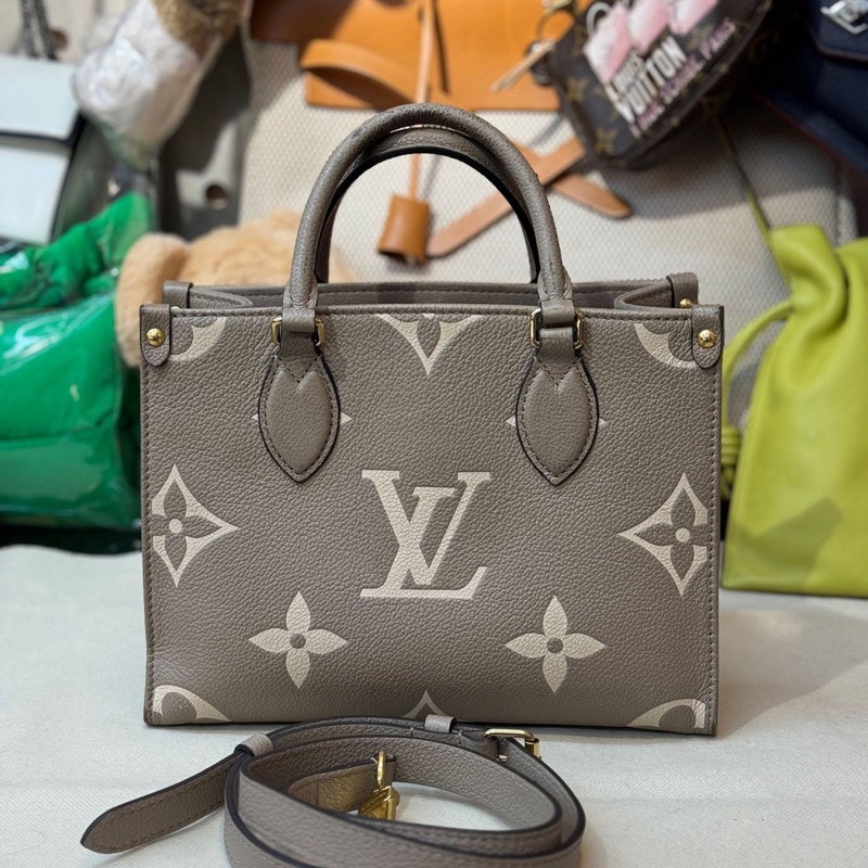 🤎LV 新款 斑鳩灰 奶油色 全皮  大LOGO 手提包 側背包 斜背包 Momo價149800 割愛47800現省10萬 onthego pm m45779  85新、手把略有使用痕跡(可綁絲巾)整體有使用感   有防塵套 背帶、-1