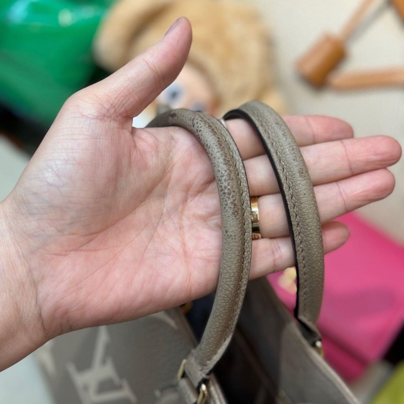 🤎LV 新款 斑鳩灰 奶油色 全皮  大LOGO 手提包 側背包 斜背包 Momo價149800 割愛47800現省10萬 onthego pm m45779  85新、手把略有使用痕跡(可綁絲巾)整體有使用感   有防塵套 背帶、-2