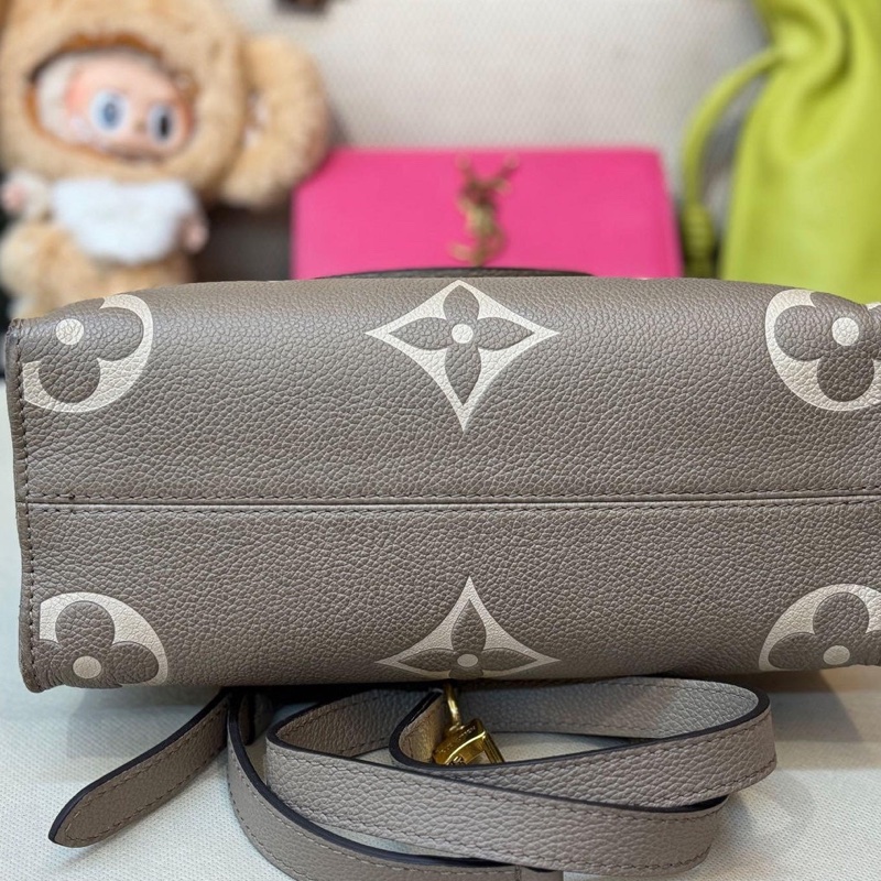 🤎LV 新款 斑鳩灰 奶油色 全皮  大LOGO 手提包 側背包 斜背包 Momo價149800 割愛47800現省10萬 onthego pm m45779  85新、手把略有使用痕跡(可綁絲巾)整體有使用感   有防塵套 背帶、-4