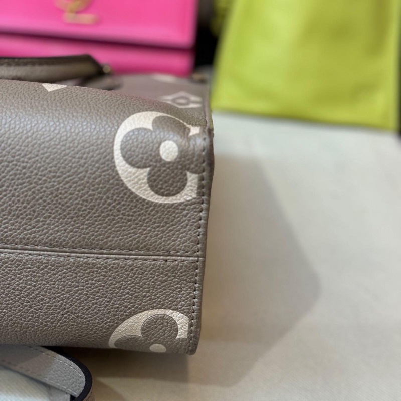 🤎LV 新款 斑鳩灰 奶油色 全皮  大LOGO 手提包 側背包 斜背包 Momo價149800 割愛47800現省10萬 onthego pm m45779  85新、手把略有使用痕跡(可綁絲巾)整體有使用感   有防塵套 背帶、-5