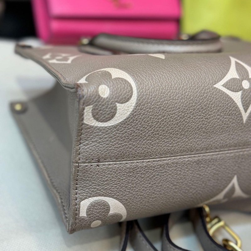 🤎LV 新款 斑鳩灰 奶油色 全皮  大LOGO 手提包 側背包 斜背包 Momo價149800 割愛47800現省10萬 onthego pm m45779  85新、手把略有使用痕跡(可綁絲巾)整體有使用感   有防塵套 背帶、-6