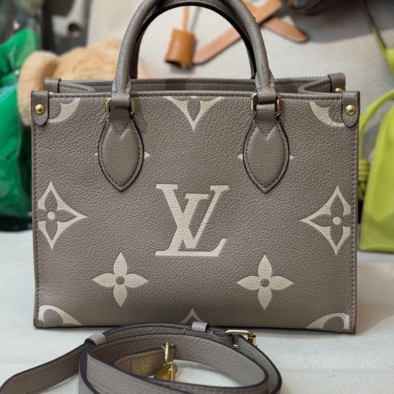 🤎LV 新款 斑鳩灰 奶油色 全皮  大LOGO 手提包 側背包 斜背包 Momo價149800 割愛47800現省10萬 onthego pm m45779  85新、手把略有使用痕跡(可綁絲巾)整體有使用感   有防塵套 背帶、-8