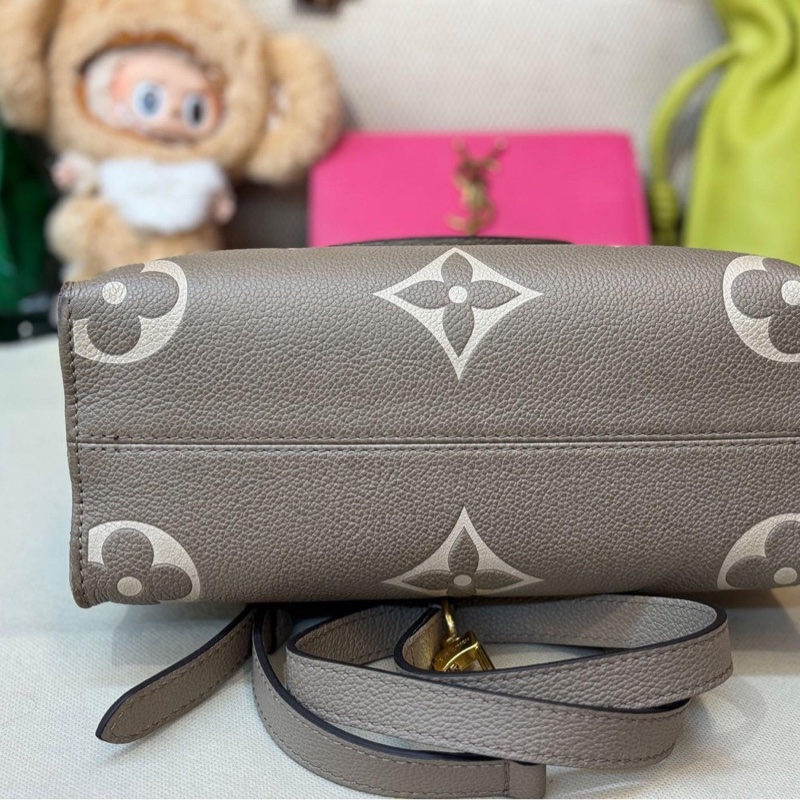 🤎LV 新款 斑鳩灰 奶油色 全皮  大LOGO 手提包 側背包 斜背包 Momo價149800 割愛47800現省10萬 onthego pm m45779  85新、手把略有使用痕跡(可綁絲巾)整體有使用感   有防塵套 背帶、-9