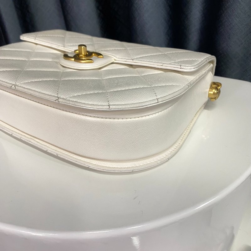 CHANEL  香奈兒 白色菱格紋金色雙Ｃ扣肩背包-2