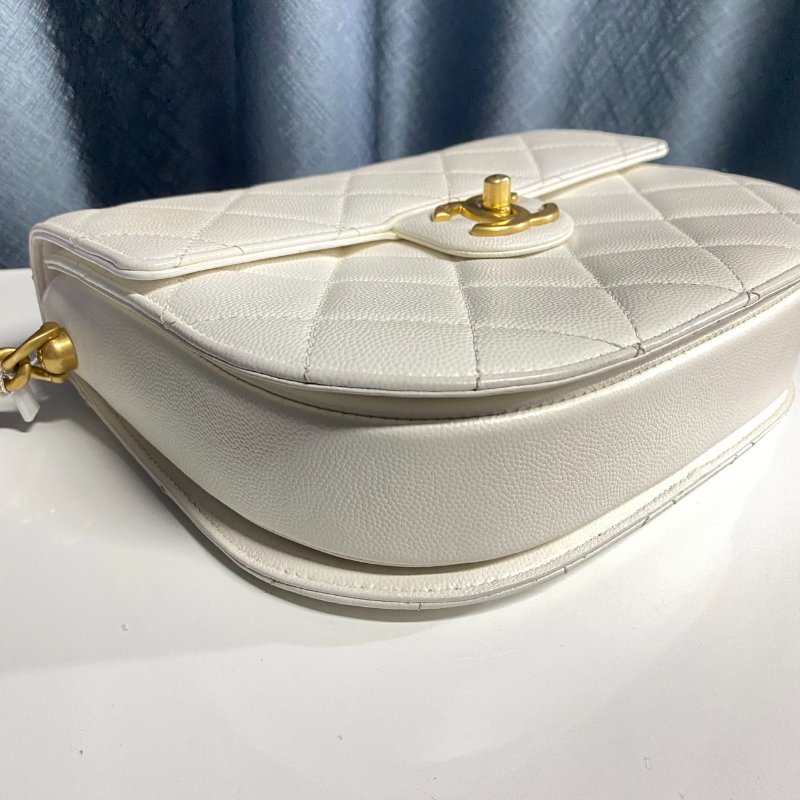 CHANEL  香奈兒 白色菱格紋金色雙Ｃ扣肩背包-3