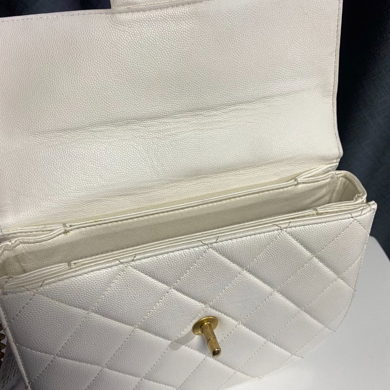 CHANEL  香奈兒 白色菱格紋金色雙Ｃ扣肩背包-4