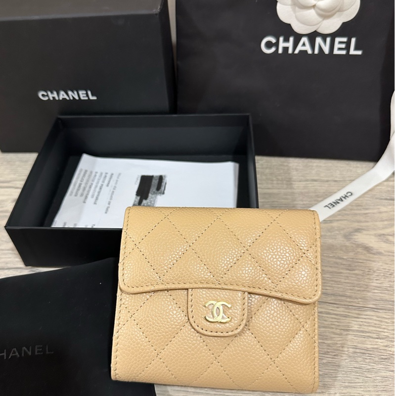低於市價 全新chanel 甜出 logo膜都在 法國購證 經典小型口蓋皮夾 香奈兒 經典 奶茶色 短夾 金logo-0
