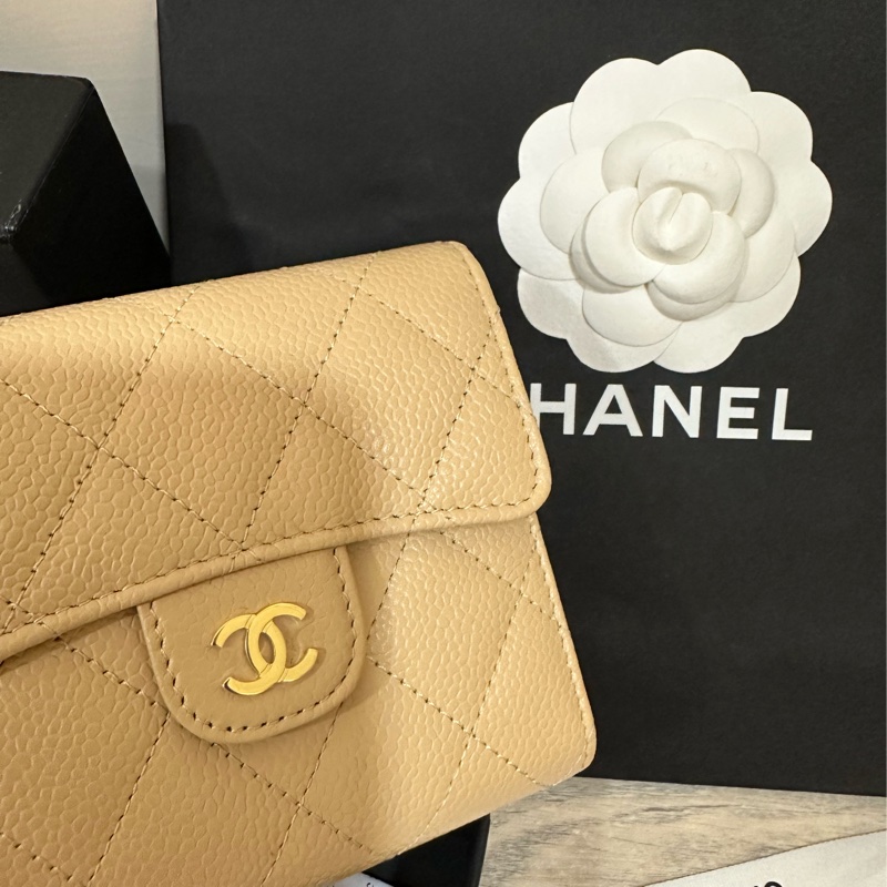 低於市價 全新chanel 甜出 logo膜都在 法國購證 經典小型口蓋皮夾 香奈兒 經典 奶茶色 短夾 金logo-1