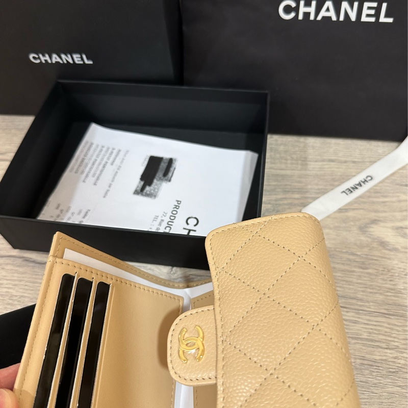 低於市價 全新chanel 甜出 logo膜都在 法國購證 經典小型口蓋皮夾 香奈兒 經典 奶茶色 短夾 金logo-4