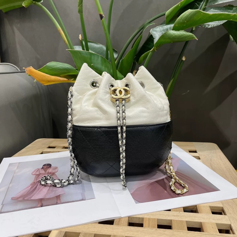 Chanel 香奈兒限量秀款Gabrielle黑白拼色抽繩流浪小水桶-0